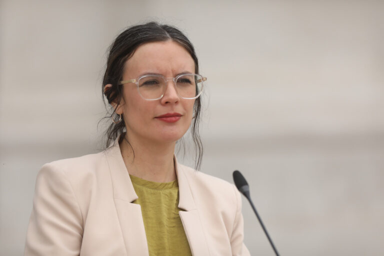 Gobierno respondió a petición de renuncia de directora administrativa por muerte de gásfiter en La Moneda