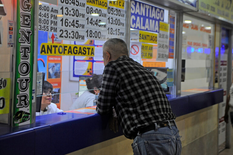 Antofagasta: Denuncian a empresa de buses por transportar pasajeros en el portamaletas