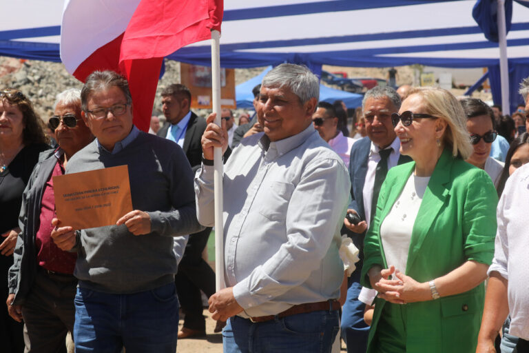 Mineros rescatados rindieron homenaje al expresidente Piñera: Instalaron bandera 34 en su honor
