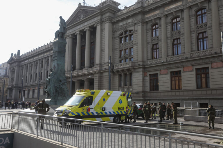 Hombre se intentó quemar a lo bonzo frente al Palacio de Tribunales
