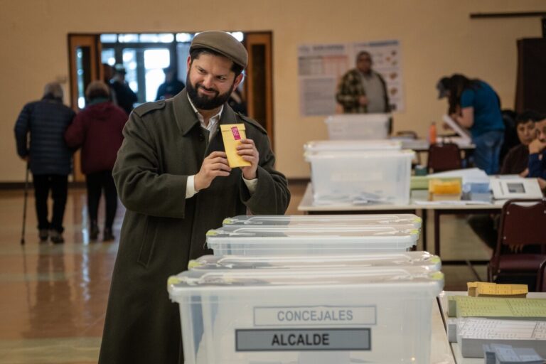 Presidente Boric llegó en compañía de su familia a su local de votación en Punta Arenas