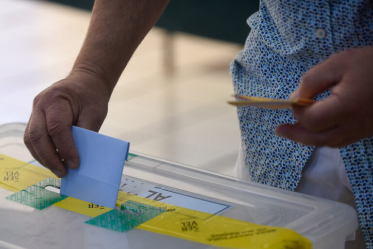 Toman declaración a vocales de mesa por votos marcados en Estación Mapocho