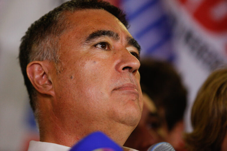 “Se autorrepresentan”, “falta a la verdad”, “deplorable”: Desbordes responde al presidente del Colegio de Profesores