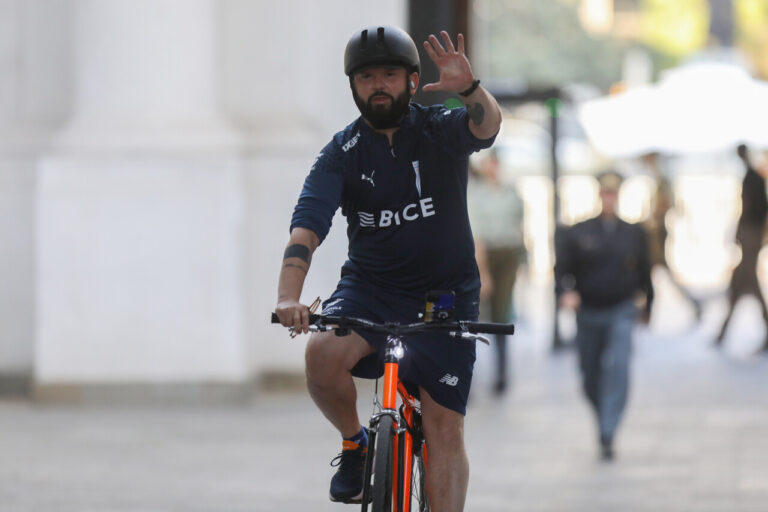 Con polera de Universidad Católica y en bicicleta: Así llegó el presidente Boric este martes a La Moneda