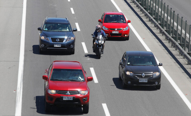 Autoridades proyectan salida de más de 500 mil autos de la RM por fin de semana largo: Llaman a la conducción prudente