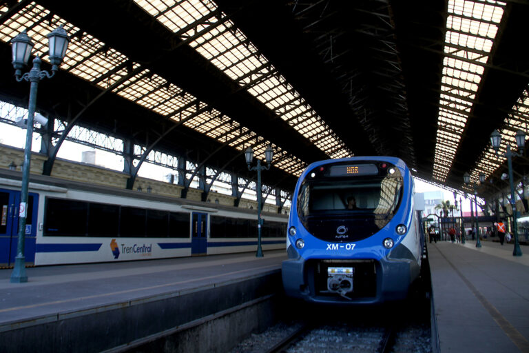 Tren Central reporta masiva falla en servicio Alameda-Nos: Estaciones están abiertas pero servicio opera con irregularidad