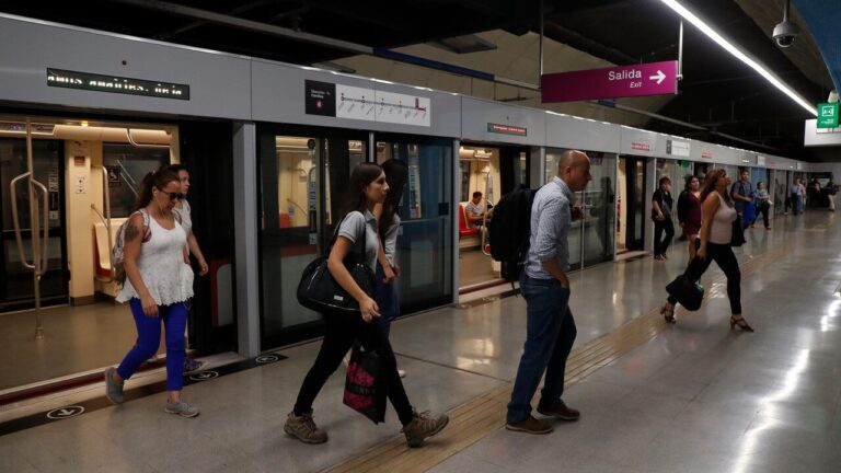 Algunas estaciones de Línea 3 y 6 del Metro tendrán extensión horaria por partido de Universidad de Chile y Unión La Calera