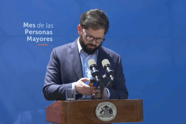 Boric lee en vivo sus mensajes de Signal con Monsalve del día que se enteró de la denuncia: 