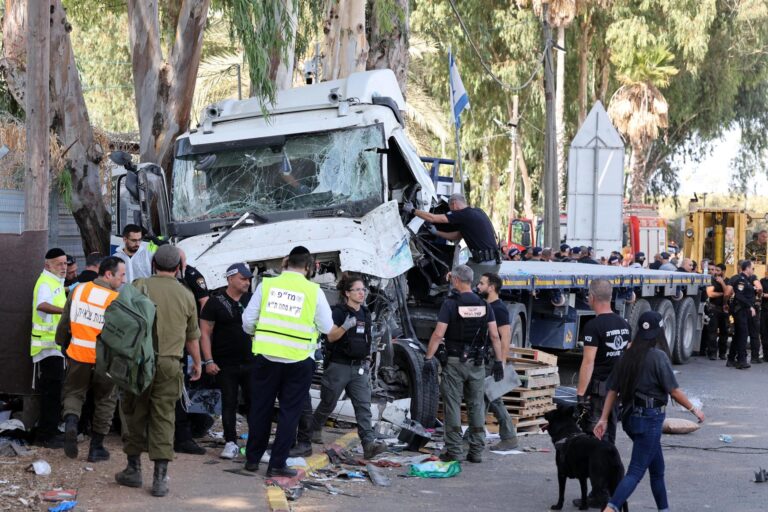 Más de 30 heridos tras embestir un camión contra parada de autobús al norte de Tel Aviv