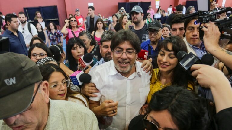 Tras autorización del tribunal: Caótica llegada de Daniel Jadue a local de votación en Recoleta