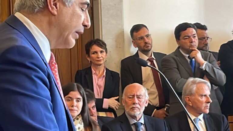 Tenso momento en el Congreso: Senadores excluyen a Tohá de homenaje a mártires de Carabineros