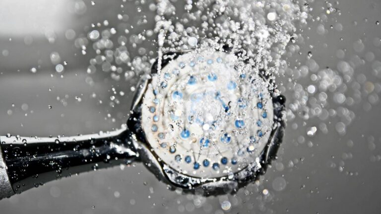 Descubren cientos de virus en cabezales de ducha y cepillos de dientes: ¿Son peligrosos?