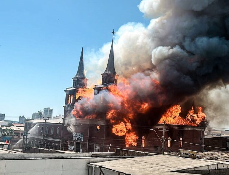 Fuego destruye Iglesia San Francisco de Iquique: Sólo un día antes se vio afectada por un amago de incendio