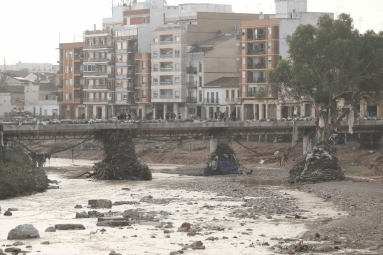 España: Continúan búsqueda de personas desaparecidas y cifra de fallecidos aumenta a 95
