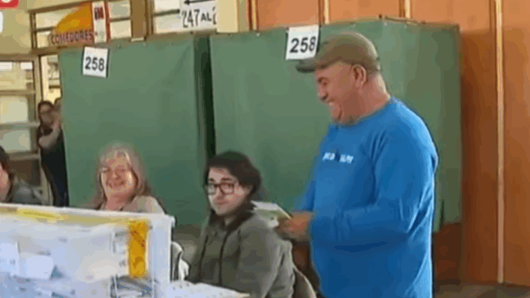Lo despidieron entre aplausos: Hombre de Temuco tardó más de una hora en votar