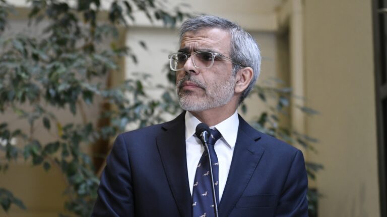 Cordero descarta conflicto de interés por editorial jurídica: “Me someteré a lo que indique Contraloría”