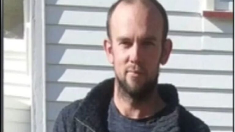 Tras años fugitivo: Habrían visto cazando en peligrosa zona salvaje a padre que escapó con sus 3 hijos