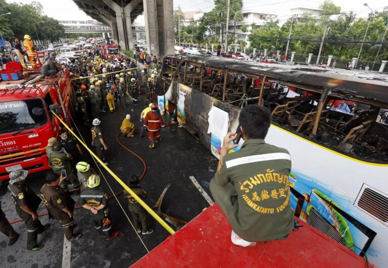 Al menos 20 niños y profesores murieron en incendio de un autobús escolar en Bangkok
