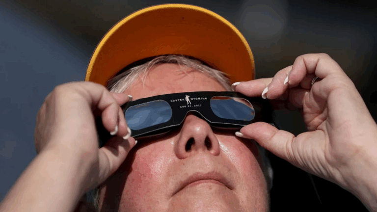 ¿Cómo proteger tus ojos durante un eclipse y qué pasa si miras sin protección?