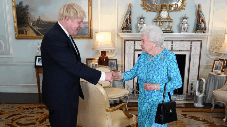 Boris Johnson rompe el protocolo real y afirma que la reina Isabel II padecía cáncer de huesos