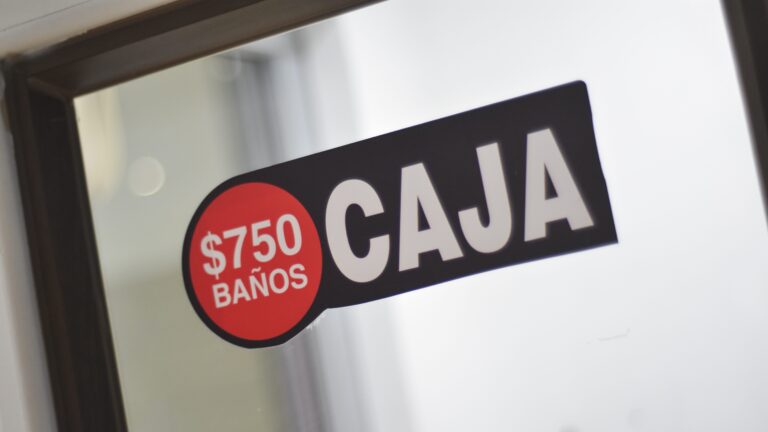 Sernac raya a la cancha a malls: No pueden cobrar a consumidores por el uso de baños