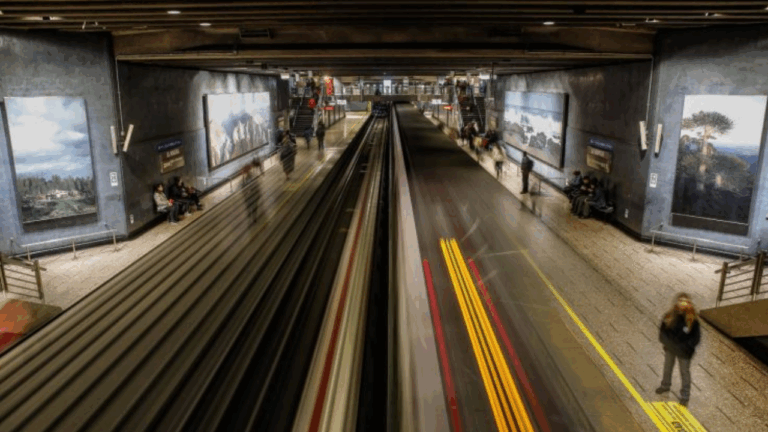 Metro de Santiago reporta retraso en la frecuencia del servicio de Línea 1