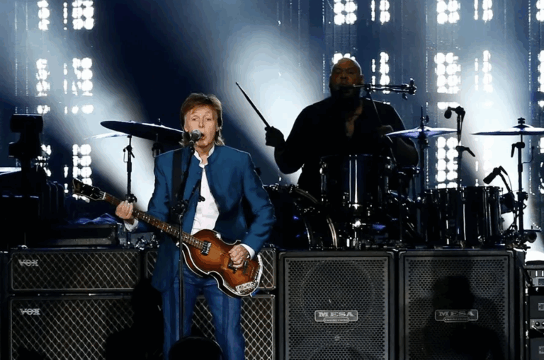 Paul McCartney ya está en Santiago: Saludó a fans chilenos tras aterrizar junto a su esposa en un vuelo privado