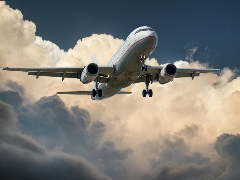 Piloto muere en pleno vuelo y copiloto realiza aterrizaje de emergencia en Nueva York