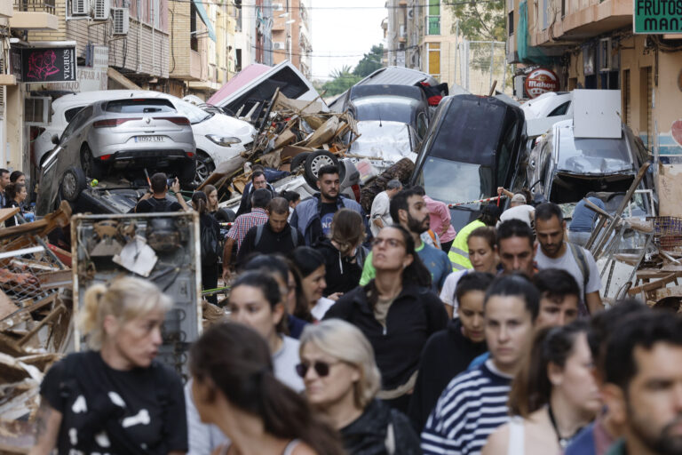 Insólitos saqueos a vecinos de Valencia en medio de trágico temporal:  Hay que “hacer guardia para que no nos entren a robar”