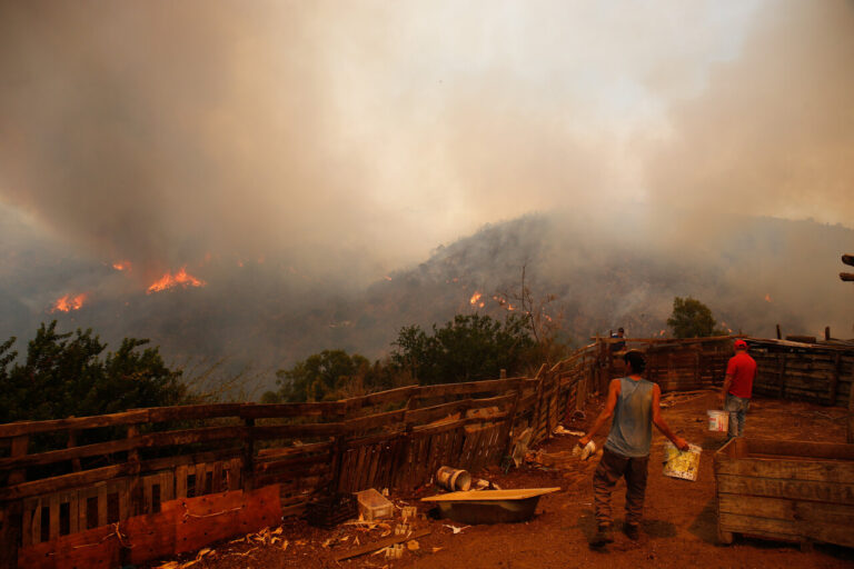 Senapred ordena evacuar sectores de Quilpué tras avance de incendio forestal en la Región de Valparaíso