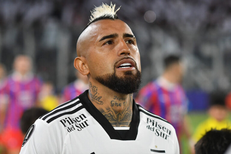 Jugadores de Colo Colo son denunciados por agresión sexual en pub de Vitacura: Arturo Vidal es uno de los apuntados