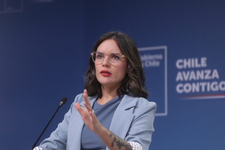 Ministra Camila Vallejo rechaza acusaciones de 