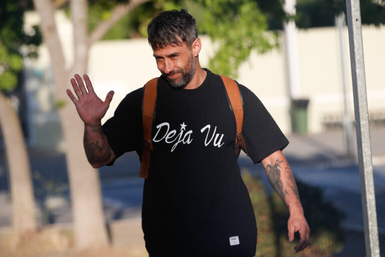 Jorge Valdivia habla brevemente con la prensa por primera vez tras salir de prisión preventiva por el delito de violación