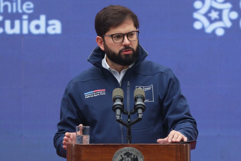 Boric descarta cambio de gabinete y respalda a ministros: 
