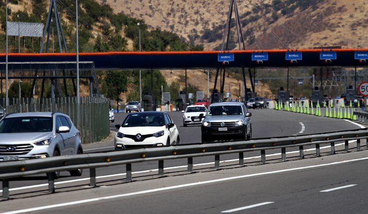 Más de 160.000 vehículos retornarán a Santiago tras fin de semana largo: Gobierno anuncia peaje a mil durante el domingo