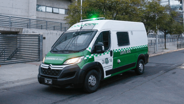 Detienen a adolescentes de 16 y 17 años por asaltar automóvil con dos niños a bordo en Las Condes