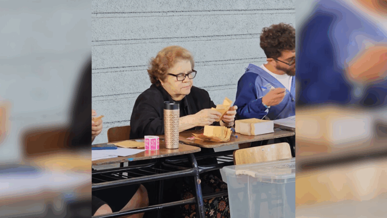 Estación Mapocho: Adultas mayores llegaron a votar y después se ofrecieron para ser vocales de mesa