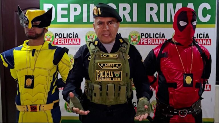 Policías disfrazados de Deadpool y Wolverine capturan a la banda 