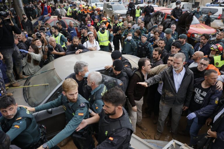 Reyes de España son recibidos con insultos y barro durante visita a 