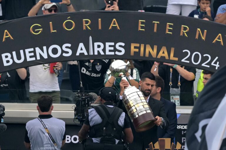 De Qatar a Argentina en menos de un día: Novak Djokovic fue el encargado de presentar la Copa Libertadores en la final en Argentina