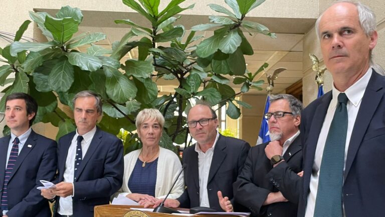 Presentan modificación a la reforma al sistema político: No participaron Vodanovic (PS) ni Quintana (PPD)