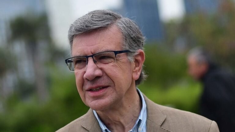 Joaquín Lavín llega hasta la cárcel de San Miguel para enrolarse y ver a Cathy Barriga: 