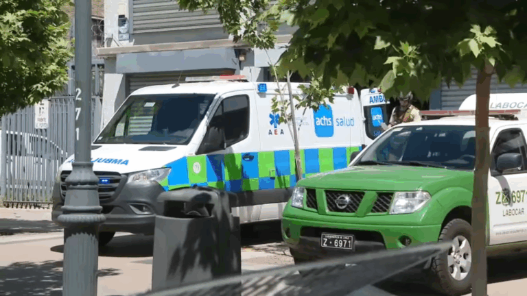 Hombre toma a cajera como rehén en Las Condes: Carabineros despliega equipo negociador y francotiradores