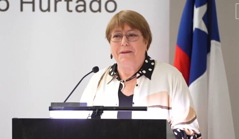 Desde bromas por el triunfo de Chile hasta una advertencia por la ultraderecha: La distendida charla de Bachelet