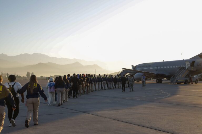 Expulsan a 40 ciudadanos extranjeros desde Chile: Habían cometido diversos delitos