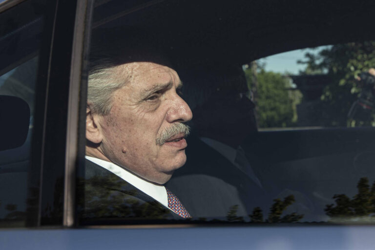 Defensa acusa a Alberto Fernández de violar la orden de restricción