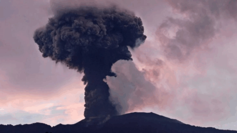 Erupciones volcánicas en el este de Indonesia dejan al menos 6 personas fallecidas