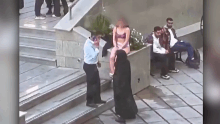 Detienen a mujer iraní tras desnudarse como protesta en una universidad de Teherán