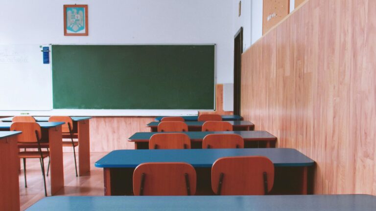 Niña de 12 años apuñaló a compañero de clase en Italia: La había acusado de copiar en una prueba