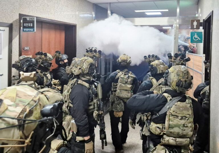 Comando militar surcoreano entra en la Asamblea Nacional y prohíbe toda actividad política